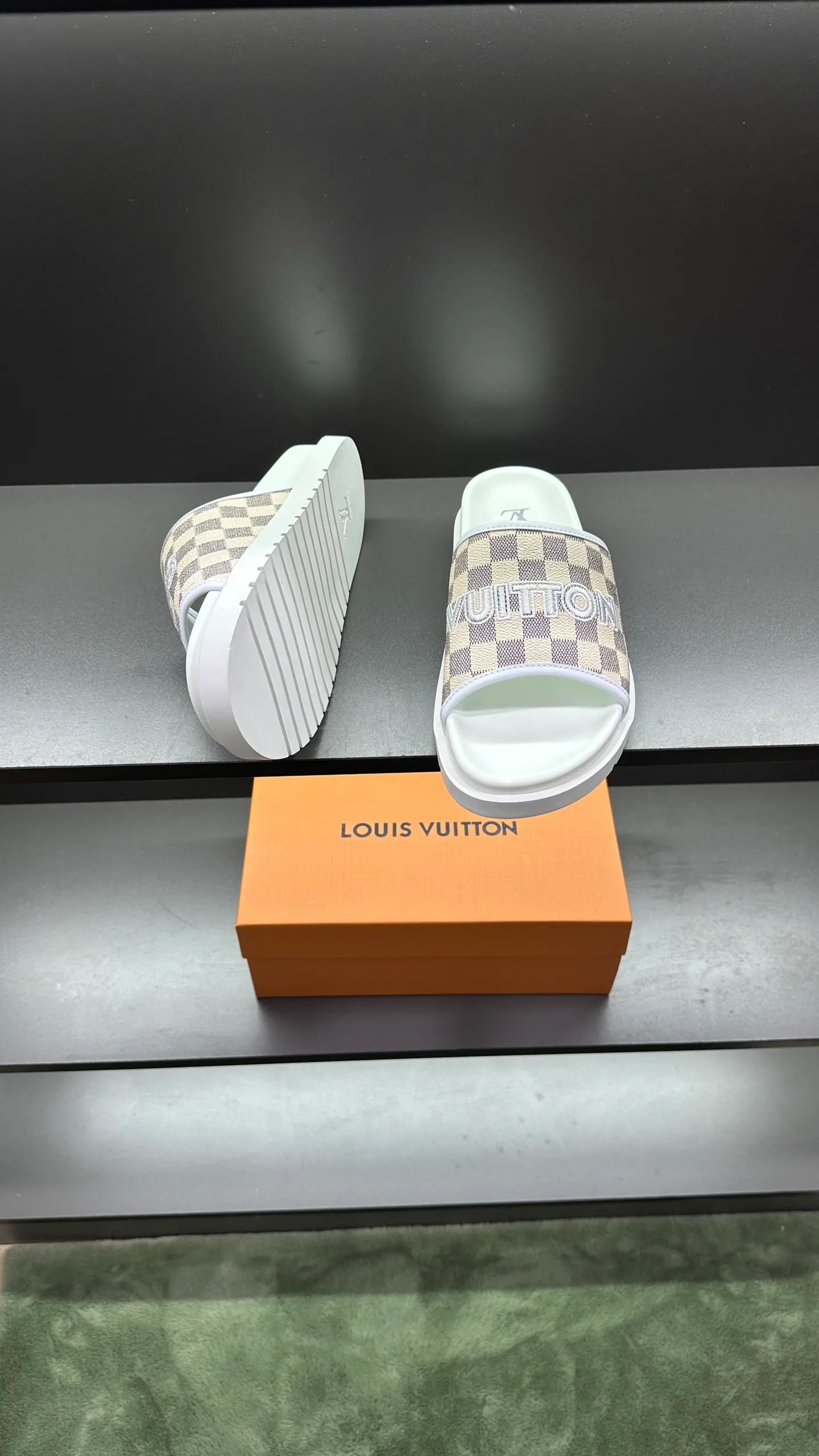 [L Home] P: 300💰Size: 38-45 Top purchasing lv men's summer slippers, classic presbyopia with soft real leather lining, unique color splicing effect, distinctive personality, fashionable and trendy essential style, light and comfortable. Lightweight and tough rubber insole, micro ridged foam outsole, super comfortable!